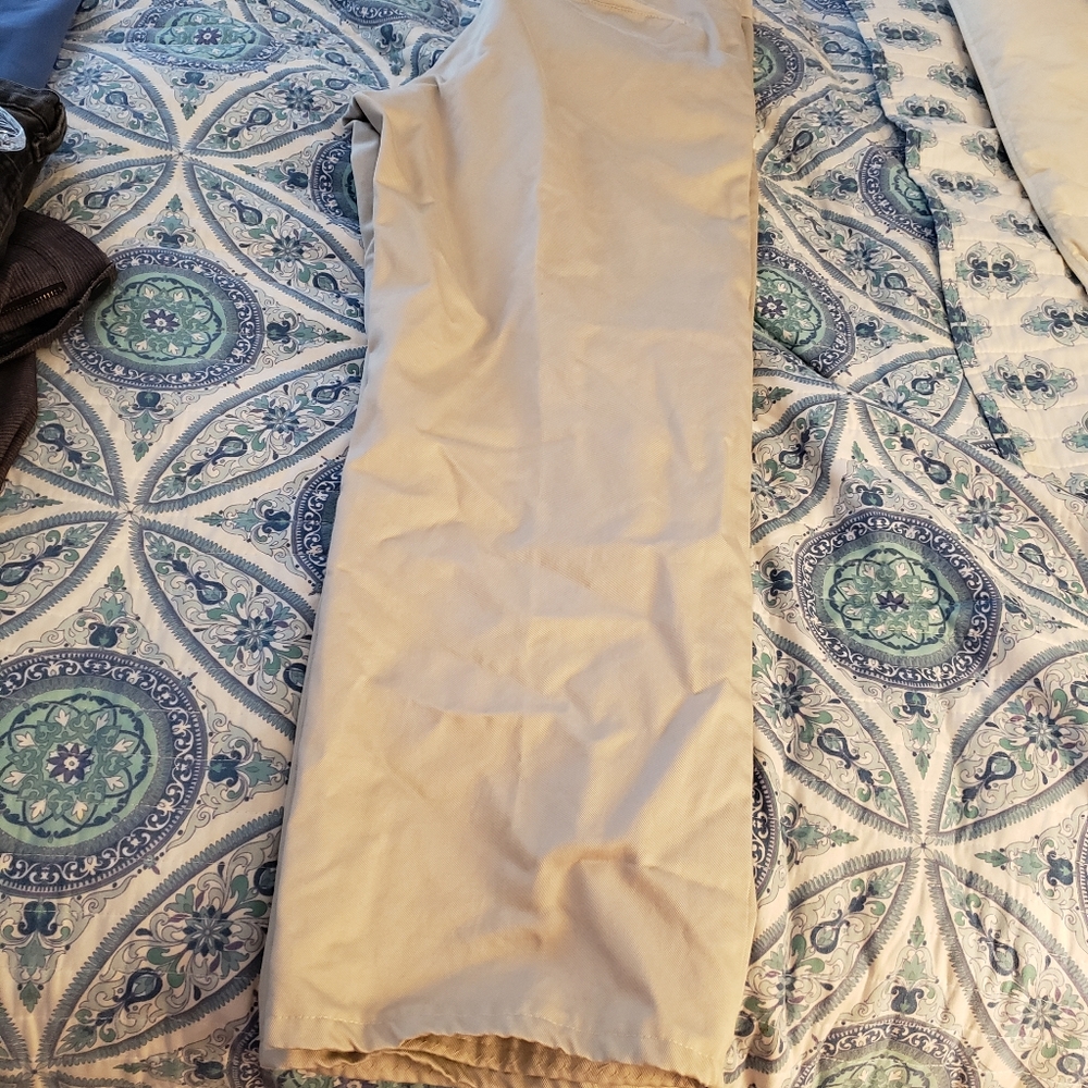 Mens Gap khakis size 32 x 32